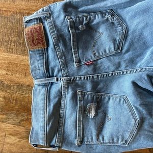 Woman’s Levi ripped skinny jeans .